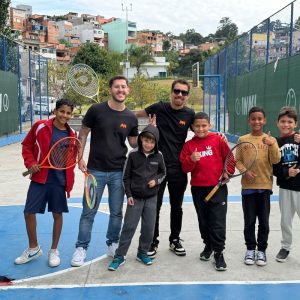 Parceria forma crianças de projeto de tênis em tecnologia