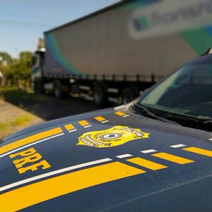 Carreta carregada: PRF prende motorista embriagado fazendo zigue-zague na rodovia