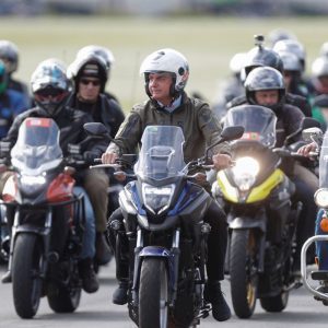 Bolsonaro faz passeio de moto em homenagem ao Dia das Mães