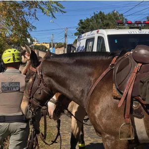 Casal de idosos é socorrido após sofrer queda em frente de casa