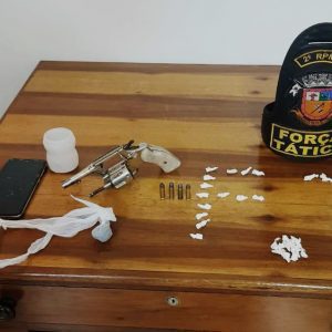 Jovem de 18 anos é preso com arma e drogas
