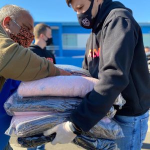 RC Livramento entrega 500 cobertores arrecadados na campanha do agasalho