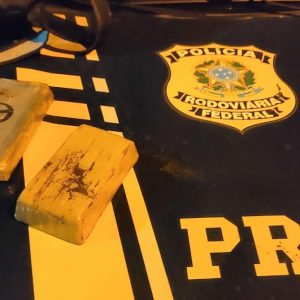 PRF prende traficante com crack e cocaína dentro de ônibus em Bagé