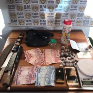 Foragido da justiça é preso com 27 buchas de maconha