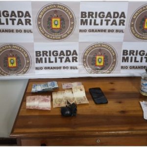 Brigada Militar aborda táxi e apreende drogas
