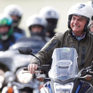 Bolsonaro participa de motociata em Porto Alegre