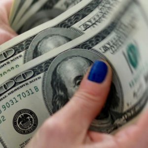 Dólar cai e fecha a R$ 5,24, motivado pelos Estados Unidos