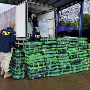 PRF prende traficante com mais de uma tonelada de maconha escondida em caminhão frigorífico