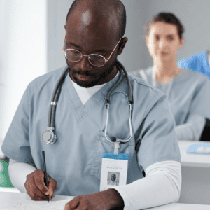Cursos de medicina têm qualidade, mas ainda faltam vagas