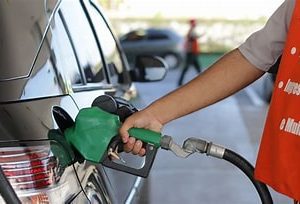 Litro de gasolina teve queda aproximada de R$ 0,50, em média, no Brasil