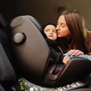 Aprenda a transportar crianças com segurança em automóveis