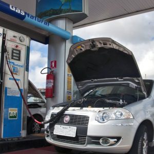 Mesmo com redução do ICMS, gasolina continua alta e motoristas optam pelo GNV