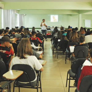 Alunos da rede pública participam de oficinas sobre empreendedorismo