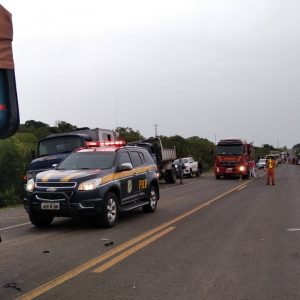 PRF atende acidente envolvendo três carros e dois caminhões na BR 158 em Santana do Livramento