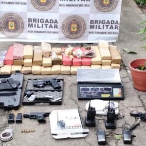 Brigada Militar prende homem e apreende mais de 25 quilos de drogas em Porto Alegre