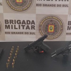 Brigada Militar prende dois homens por porte ilegal de arma e evita possível atentado, no extremo sul de Porto Alegre
