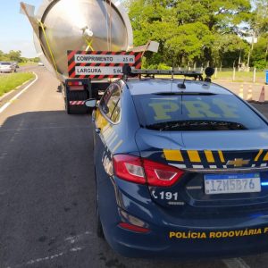 PRF prende dupla por uso de documento falsificado