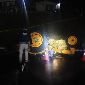 PRF atende acidente com condutor embriagado que tombou um trator em Barão/RS
