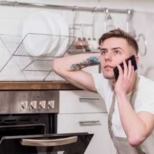 Fogão vazando gás no forno: Causas, riscos e soluções