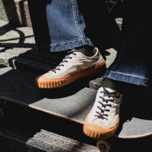 Qual a melhor cor de calça que posso usar com um sapatênis marrom?