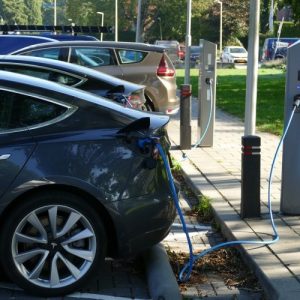 Falta de postos de recarga retrai vendas de carros elétricos