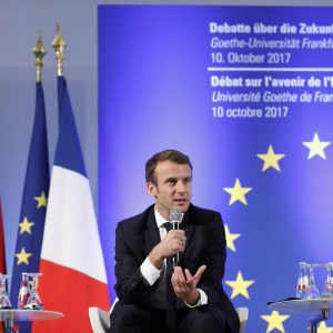 França: Aliada de Macron é reeleita presidente da Assembleia Nacional