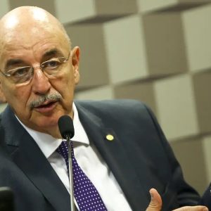 Autoridades do governo Bolsonaro não devolvem relógios de luxo recebidos em comitiva ao Catar
