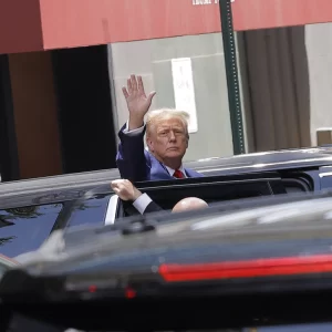 Trump amplia vantagem sobre Biden após debate, mostra pesquisa