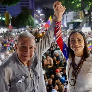 María Corina Machado: quem é a mulher que uniu a oposição mesmo proibida de ser candidata