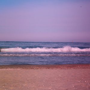 Japão: banhista é resgatada com vida a 80 km da costa, 36h depois de ser levada pelo mar