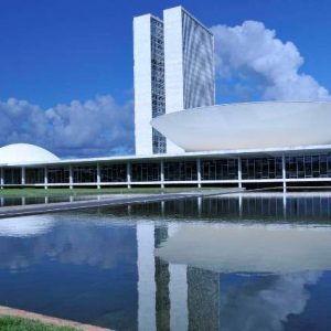 Congresso derruba veto e cria taxa de registro de agrotóxicos