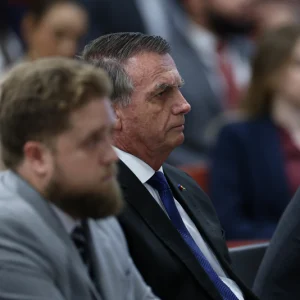 Às vésperas de julgamento de Bolsonaro, aliados se manifestam em condomínio