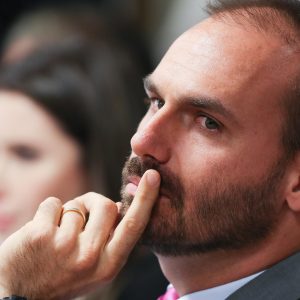 Eduardo Bolsonaro não vota em urgência da anistia e alega problemas técnicos