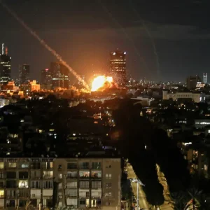 Guerra no Oriente Médio tem mais bombardeios e mortes neste domingo