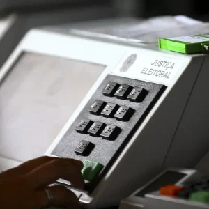 Onze governadores renunciam para disputar eleições de outubro