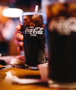Coca-Cola vê salto acima das expectativas em lucro e receita