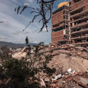 As equipes de resgate localizaram 33 sobreviventes com sinais vitais sob os escombros na Venezuela