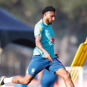 Éderson se diz honrado em defender Brasil na Copa e apoia Wesley: ‘Vamos estar sempre com você’