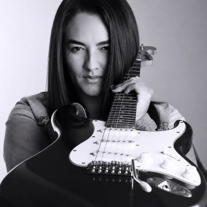 Cantora Amyne Clarken transforma dor em música e lança “Amor Proibido” após história de superação e repercussão nacional