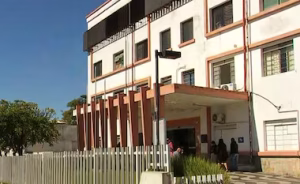 Recém-nascida é encontrada com vida em lixeira de banheiro de hospital de SP