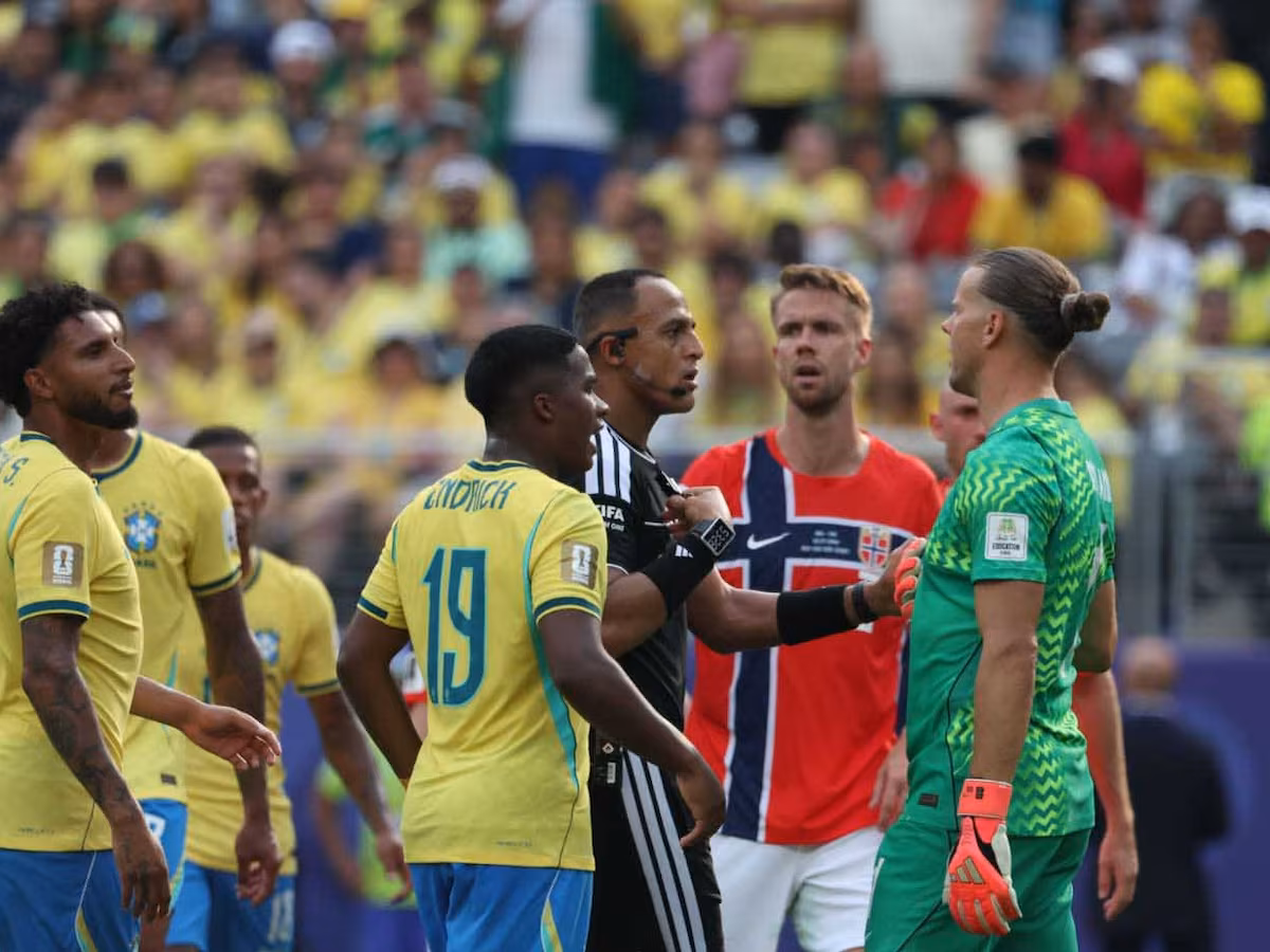 Norte-americano que apitou na eliminação do Brasil será árbitro de Inglaterra x Argentina