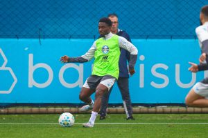 Grêmio abre semana com trabalho técnico
