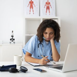 Enamed 2026 avalia estudantes por competências clínicas