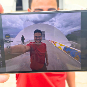 Eldo Gomes reúne jornalismo e influência digital em Brasília