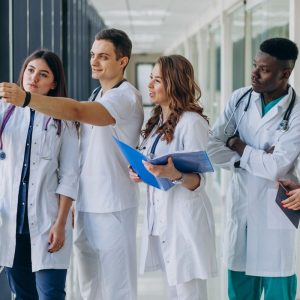 Congresso torna Enamed obrigatório para exercer medicina