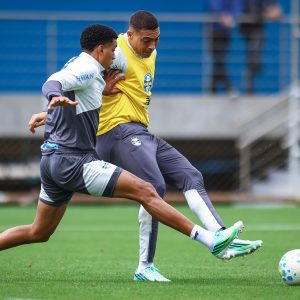 Elenco gremista reforça trabalhos em dois turnos