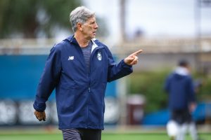 Renato comanda trabalho tático com elenco