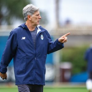 Renato comanda trabalho tático com elenco