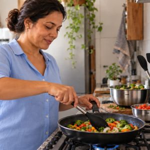 Brasileiros voltam a cozinhar em casa e buscam orientação