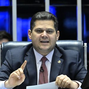 Alcolumbre pauta votação da PEC do fim da escala 6×1 para quarta-feira